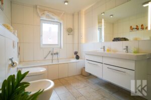 ... Bad en Suite mit Badewanne und...