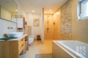 Das Hauptbad mit Badewanne und Dusche