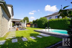 ...eingelassenem Pool, ...