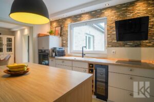 Teiloffene Küche mit...