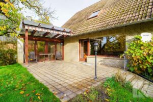 Davor: Die große Terrasse mit...