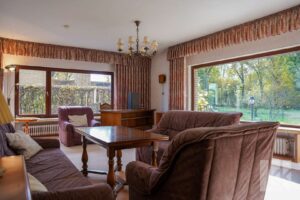 ...riesigen Fensterfronten und...