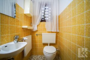 ...praktischem Gäste-WC