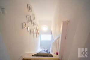 Eine helle Treppe führt in...