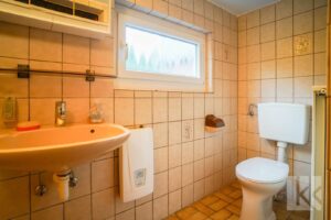 ...einem weiteren Badezimmer mit...