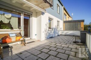 Davor: Die große Terrasse mit...