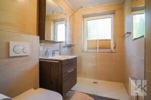 Modernisiertes Badezimmer mit großer Dusche