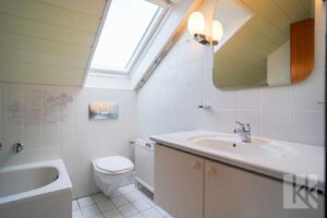 ...noch ein Badezimmer mit Badewanne und Tageslicht