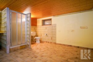 ...weiteren Sanitäranlagen und...