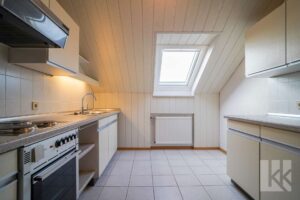 Eine weitere Küche im OG, die auch als Gäste- oder Arbeitszimmer dienen könnte