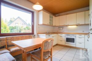 Separate Küche mit Frühstücksecke