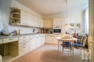 Die Küche in einem separaten, großen Raum