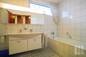 ...Badewanne und Fenster