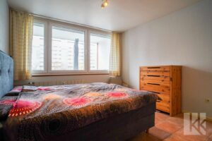 ...zwei Schlaf-, Kinder-,...