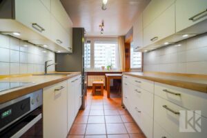 Teiloffene Küche mit...