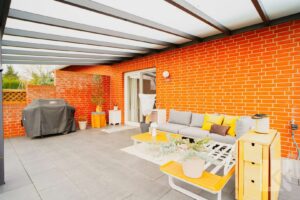 Großzügige, überdachte Terrasse