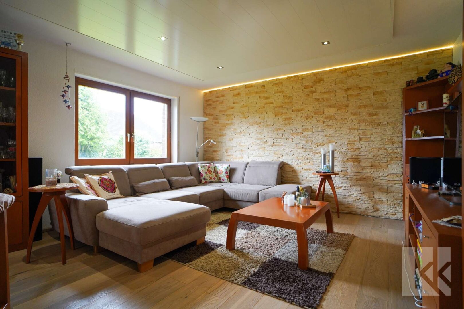 ...Wohnzimmer mit viel Tageslicht