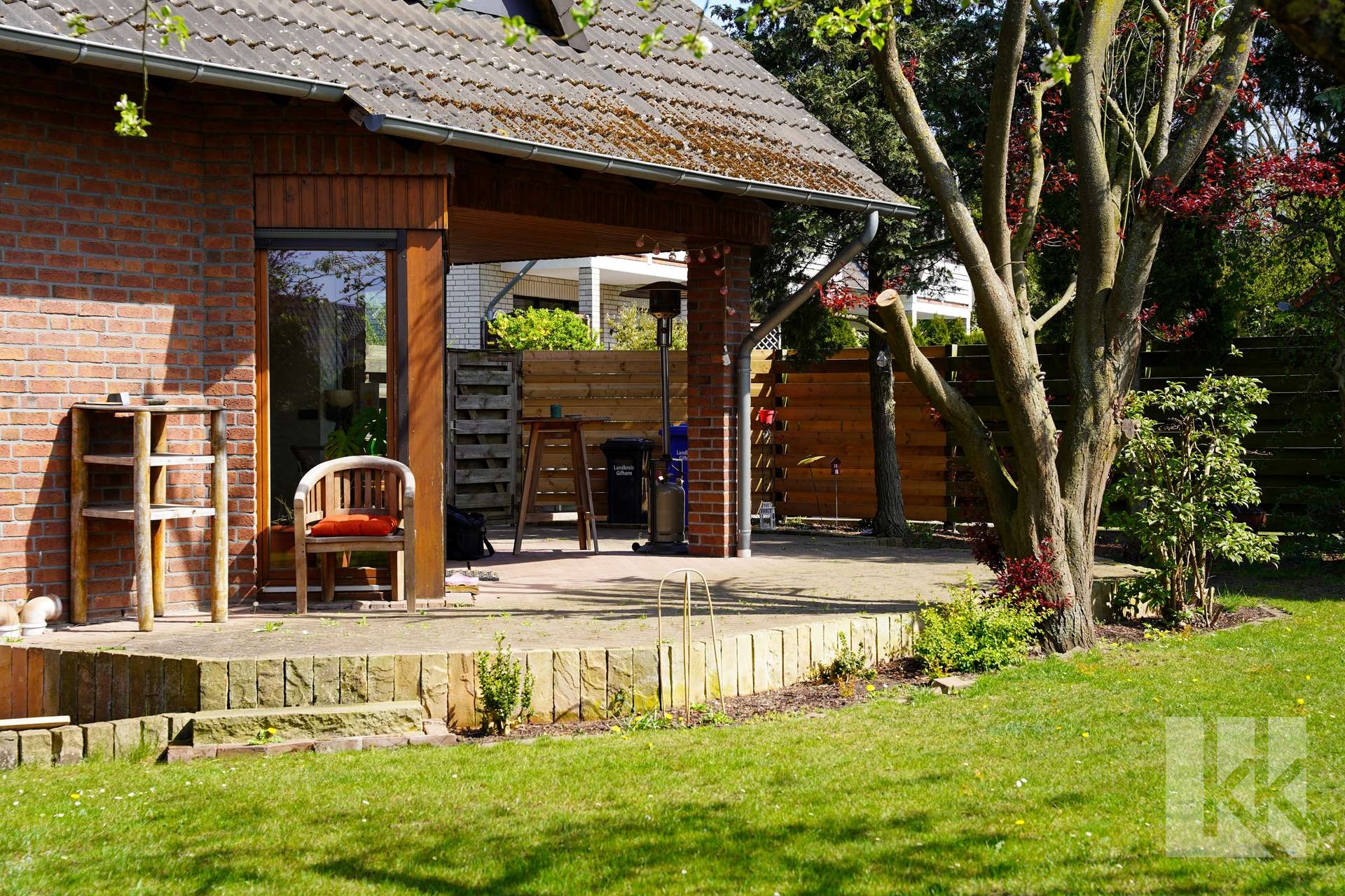 mit überdachter Terrasse