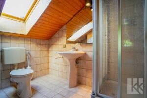 Bad mit Dusche im OG