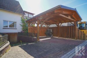 Sowie Garage und Carport