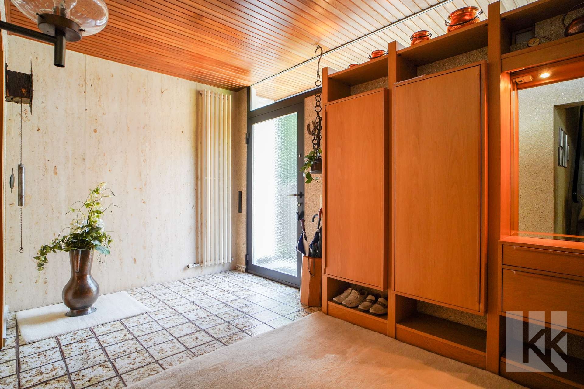 ...versteckt sich das standesgemäße Entree mit Garderobe