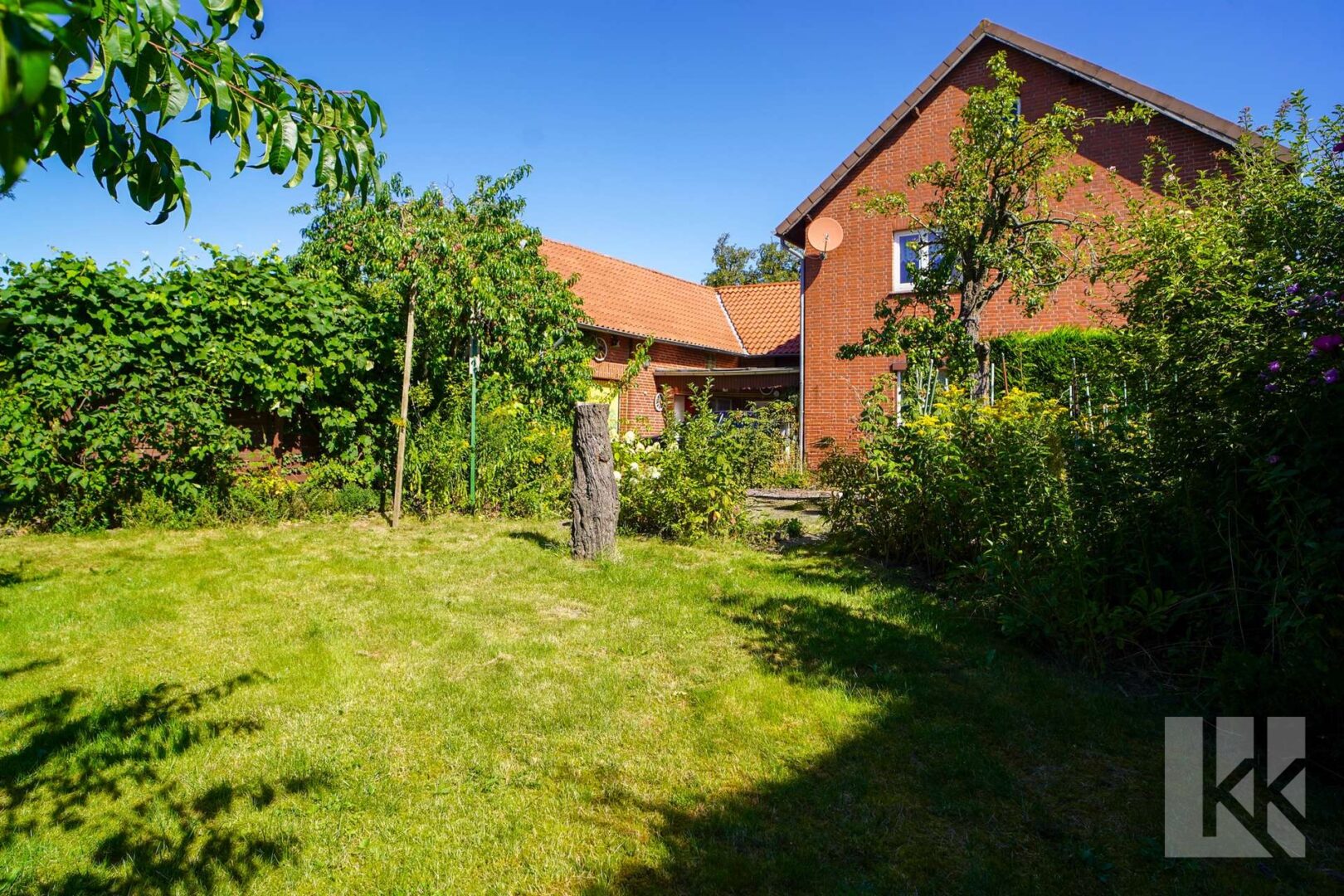 Eingewachsener Garten mit...