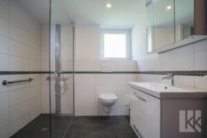 Saniertes Badezimmer mit ebenerdiger Dusche