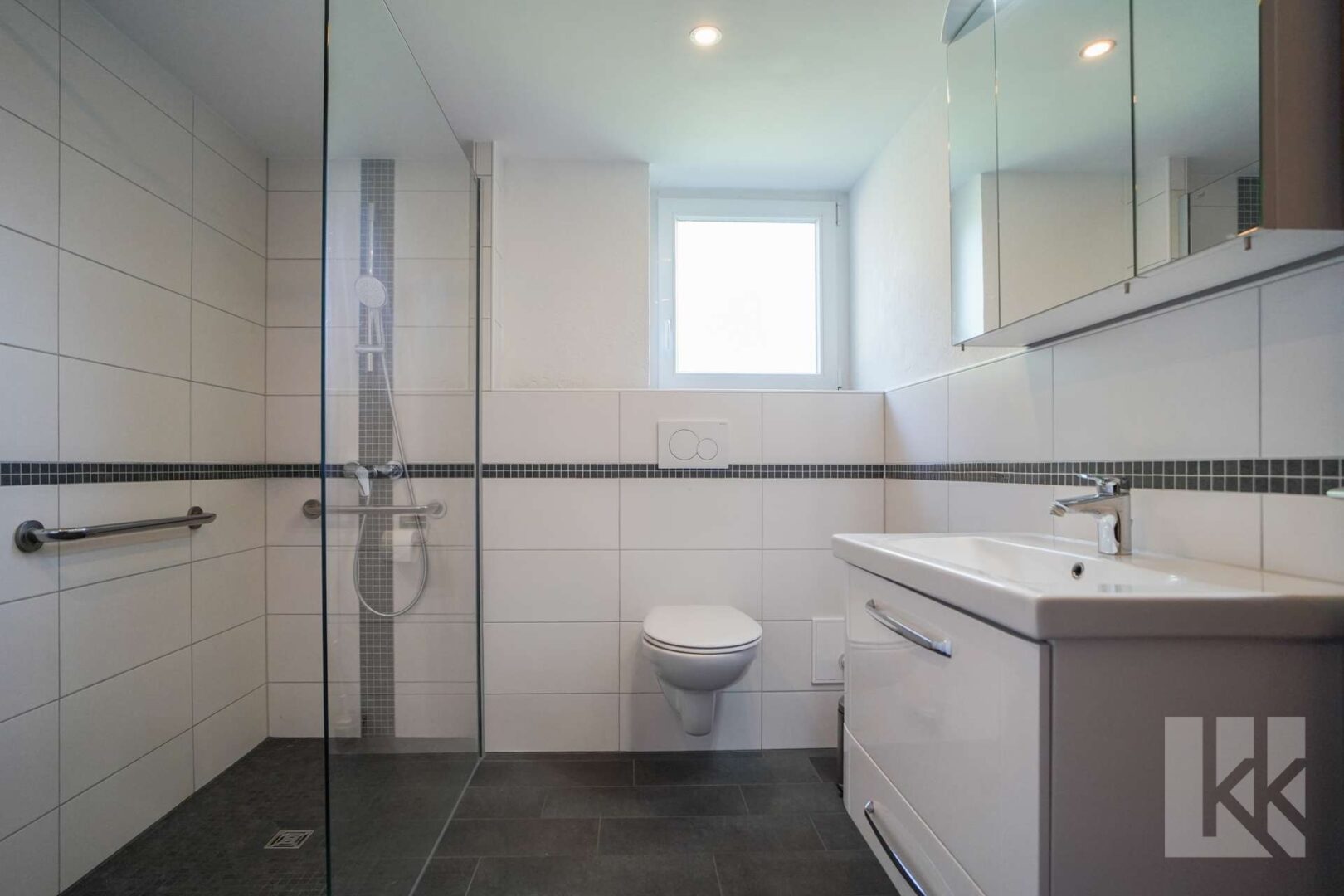 Saniertes Badezimmer mit ebenerdiger Dusche