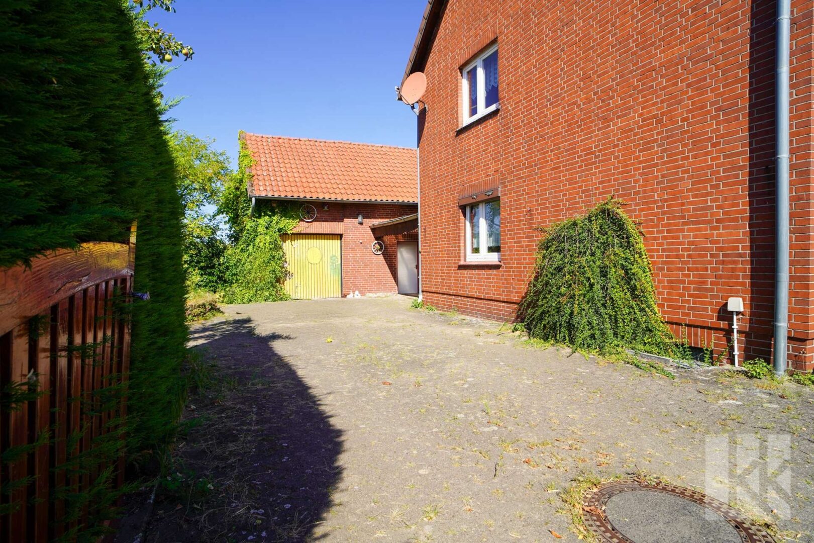 Stellplätze in der Einfahrt und...