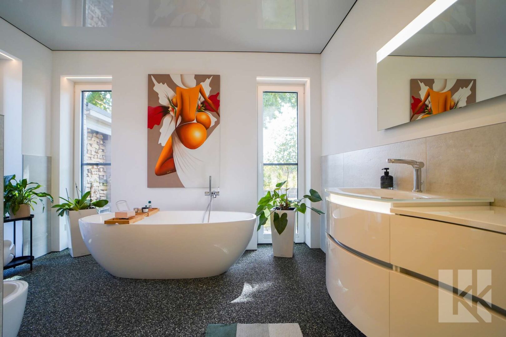 ...angrenzendem Badezimmer mit Badwanne und......