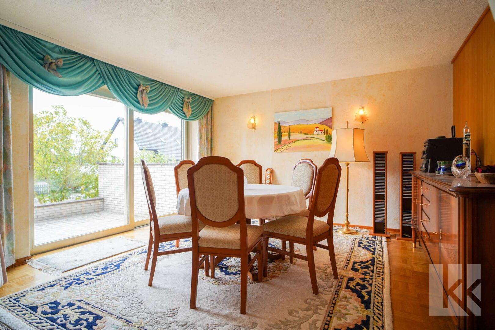 ...Esszimmer mit davorliegender...