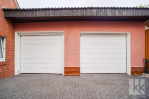 Zwei Garagen und weitere praktische Nebenräume