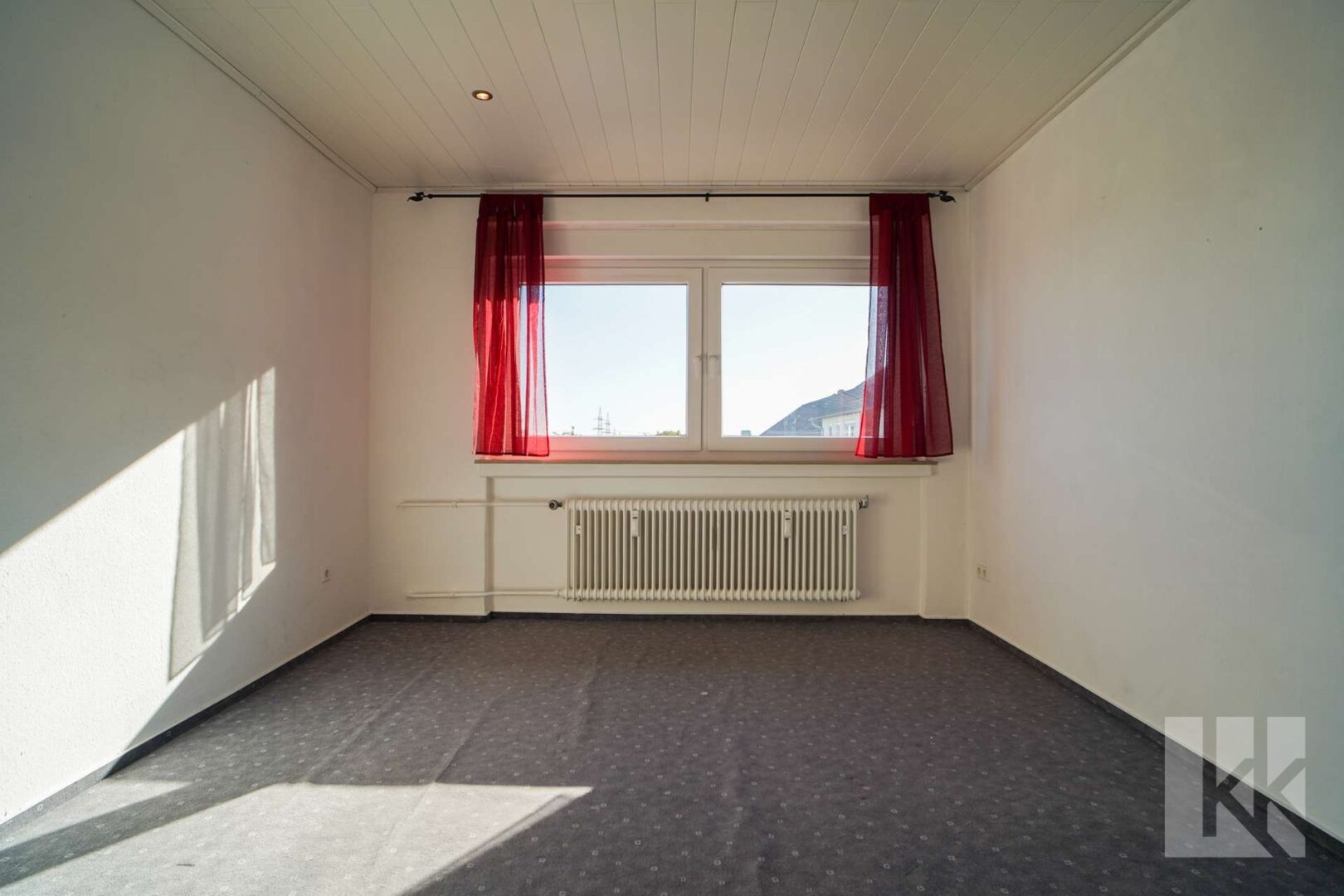 Großes Schlafzimmer mit Platz für Bett und Schränke