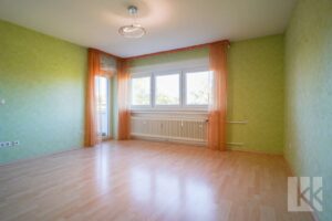 Helles Wohnzimmer mit Zugang zur...