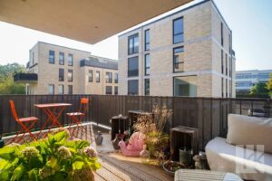 ...zu dem gemütlichen Balkon mit sehr viel Platz