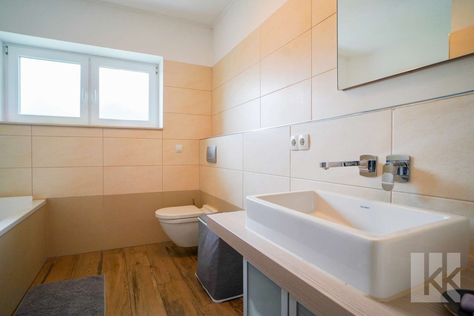 Modernes Badezimmer mit...