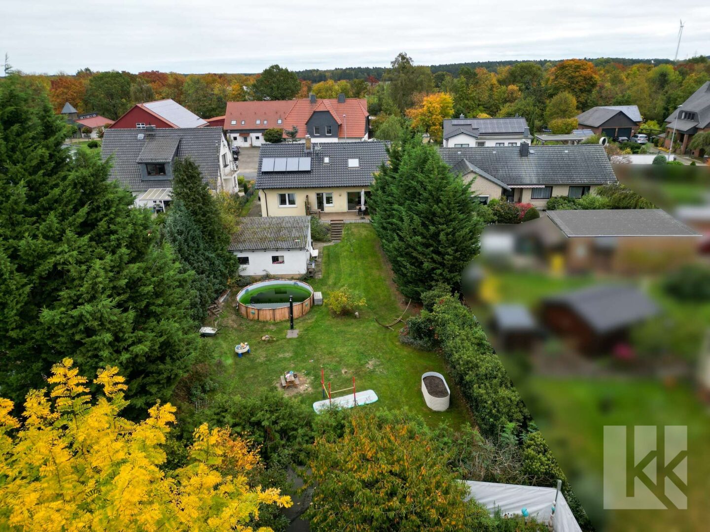 Blick auf das Grundstück mit...