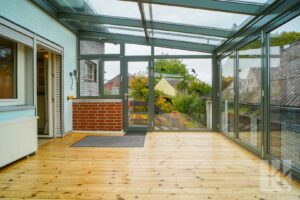 Davor: Der riesige Wintergarten mit...