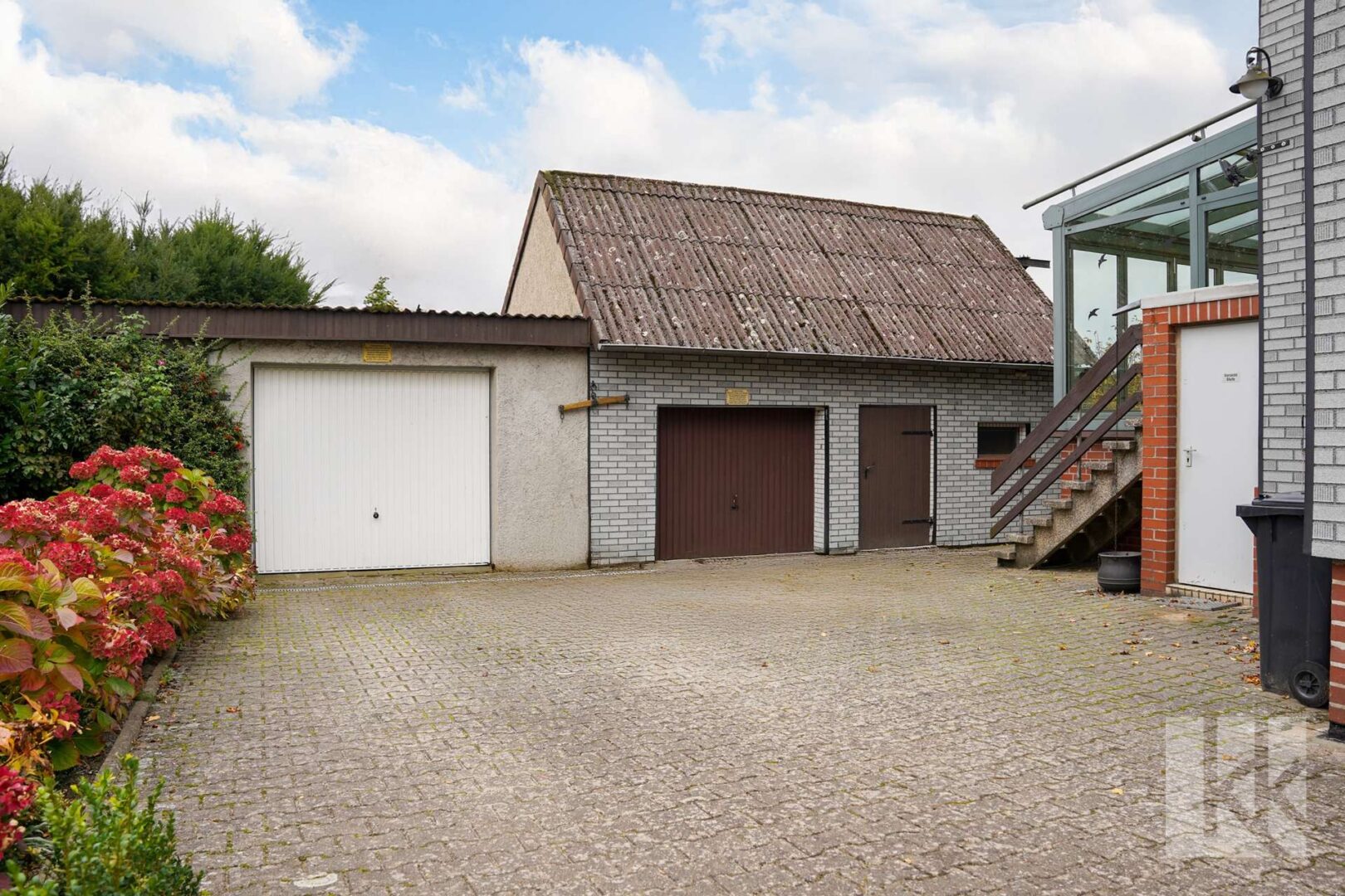 Zwei Garagen und weitere Nebengebäude runden das Angebot ab