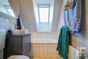 Auch im DG: Badewanne, Tageslicht und Frischluft