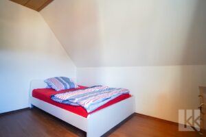 Schlafzimmer 1 getrennt durch einen Raumteiler
