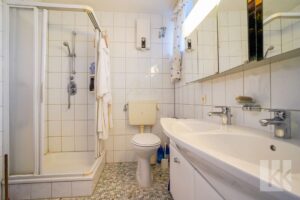 Das Badezimmer mit Dusche,...