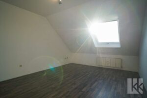 Ein weiteres Schlaf- oder Arbeitszimmer