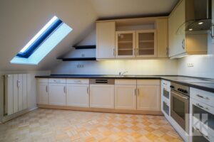 Die großzügige Küche mit Platz zum Frühstücken