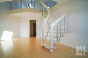 Eine stilvolle Treppe führt...