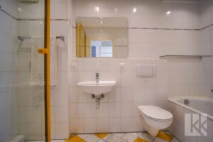 Das Badezimmer mit...