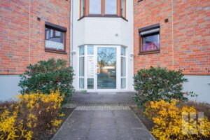 Der Eingang der gepflegten Wohnanlage