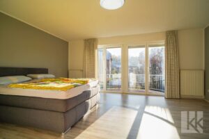 Außerdem: Ein lichtdurchflutetes Schlafzimmer mit...