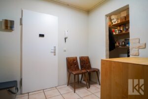 Großzügiges Entree mit praktischer Vorratskammer