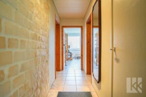 Ein Flur führt in die privaten Räume